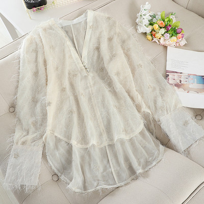 Aszimmetrikus női ing modell, rojtokkal és V-nyakkal