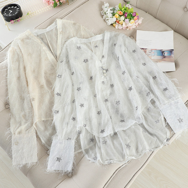 Aszimmetrikus női ing modell, rojtokkal és V-nyakkal