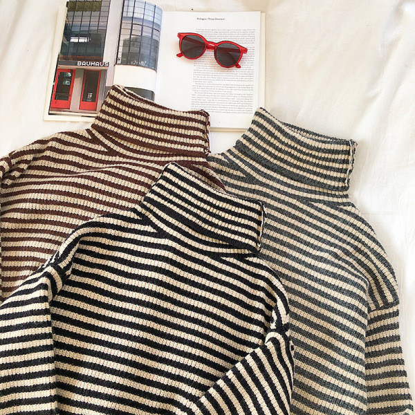 Női csíkos pulóver három színben, magas gallérral