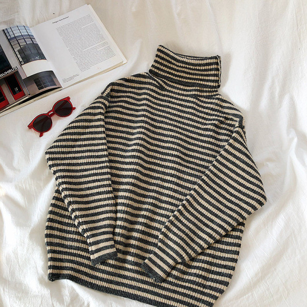 Női csíkos pulóver három színben, magas gallérral