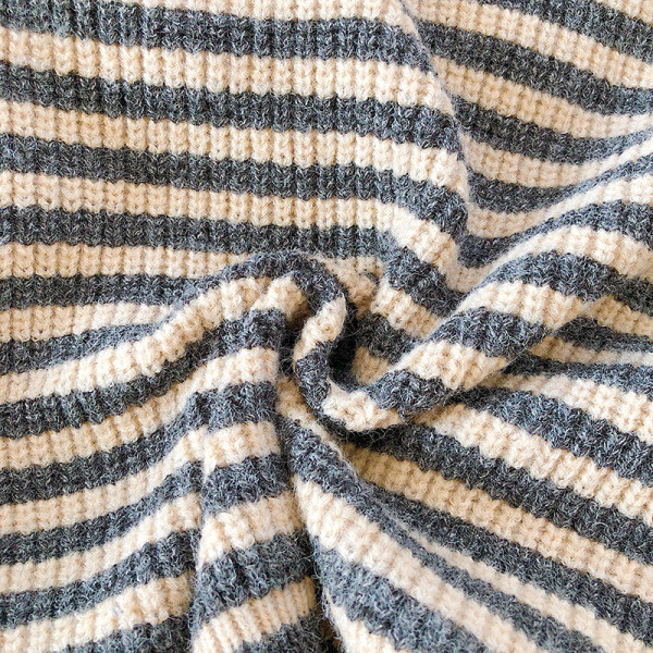 Női csíkos pulóver három színben, magas gallérral