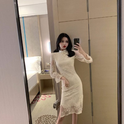 Γυναικείο φόρεμα με δαντέλα με μακριά μανίκια σε λευκό χρώμα