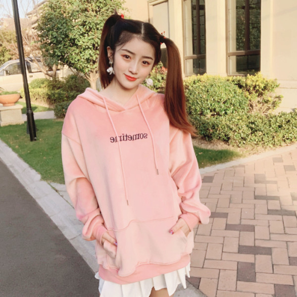 Női alkalmi pulóver 3D elemmel és bársonyhímzéssel kék, rózsaszín és fekete színben