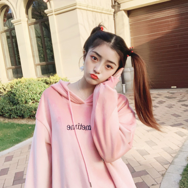 Női alkalmi pulóver 3D elemmel és bársonyhímzéssel kék, rózsaszín és fekete színben