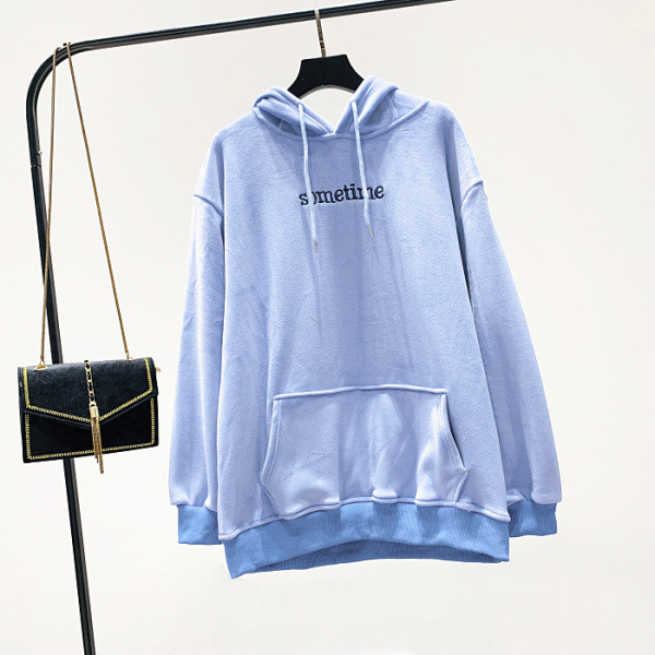 Női alkalmi pulóver 3D elemmel és bársonyhímzéssel kék, rózsaszín és fekete színben