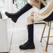 Γυναικείες casual μπότες με επίπεδη σόλα και μαύρους δεσμούς