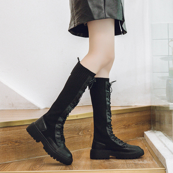 Γυναικείες casual μπότες με επίπεδη σόλα και μαύρους δεσμούς