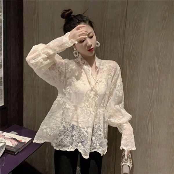 Női blúz csipkével és gumírozott derékkal, fehér és fekete színben