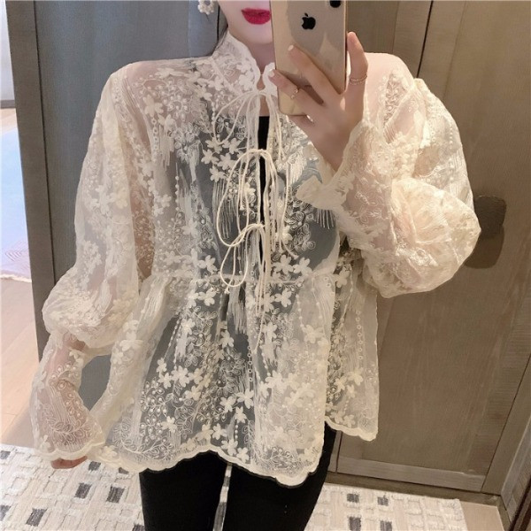 Női blúz csipkével és gumírozott derékkal, fehér és fekete színben