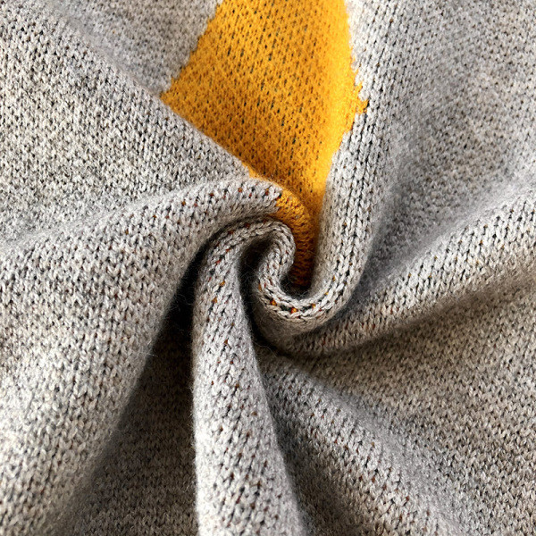 Alkalmi női pulóver fekete és szürke színben, magas gallérral