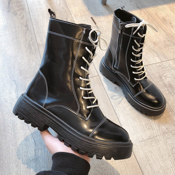 Modern női csizma eco bőrből, fűzővel és lapos talppal