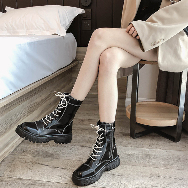 Modern női csizma eco bőrből, fűzővel és lapos talppal