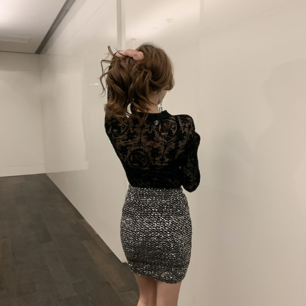 Rövid, modern szoknya ezüst színben, flitterekkel