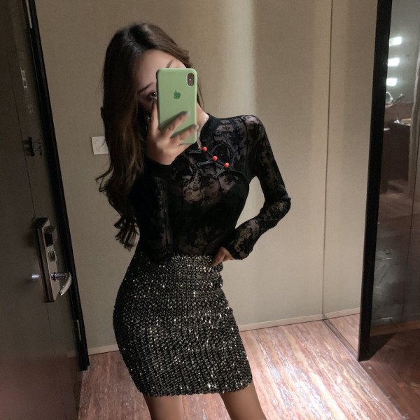 Rövid, modern szoknya ezüst színben, flitterekkel