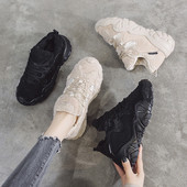 Μοντέρνα γυναικεία αθλητικά παπούτσια με επίπεδη σόλα και μαλακή επένδυση σε μπεζ και μαύρο χρώμα