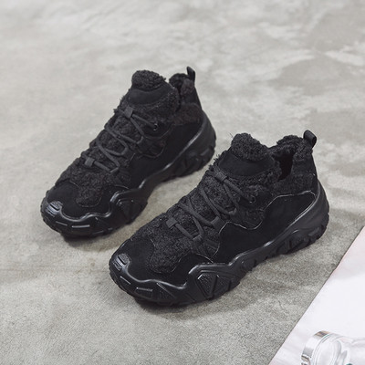 Μοντέρνα γυναικεία αθλητικά παπούτσια με επίπεδη σόλα και μαλακή επένδυση σε μπεζ και μαύρο χρώμα