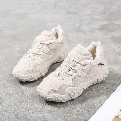 Μοντέρνα γυναικεία αθλητικά παπούτσια με επίπεδη σόλα και μαλακή επένδυση σε μπεζ και μαύρο χρώμα