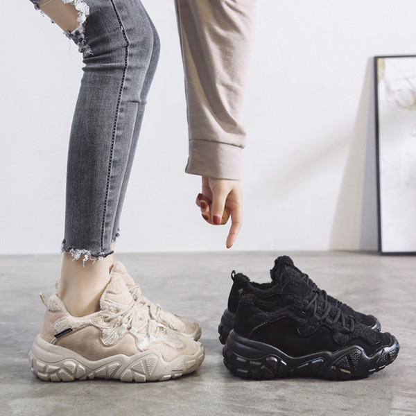 Μοντέρνα γυναικεία αθλητικά παπούτσια με επίπεδη σόλα και μαλακή επένδυση σε μπεζ και μαύρο χρώμα