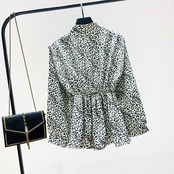 Új modell női ing alacsony gallérral és gombokkal, három színben