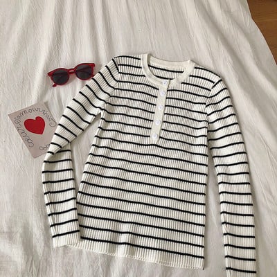 Καθημερινή γυναικεία μπλούζα με ωοειδές λαιμόκοψη και κουμπιά