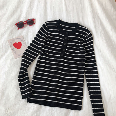 Καθημερινή γυναικεία μπλούζα με ωοειδές λαιμόκοψη και κουμπιά