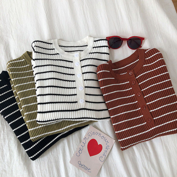 Καθημερινή γυναικεία μπλούζα με ωοειδές λαιμόκοψη και κουμπιά