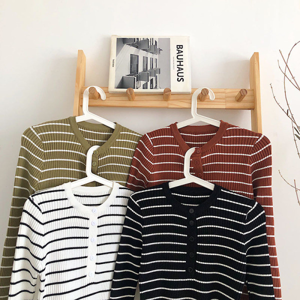 Καθημερινή γυναικεία μπλούζα με ωοειδές λαιμόκοψη και κουμπιά