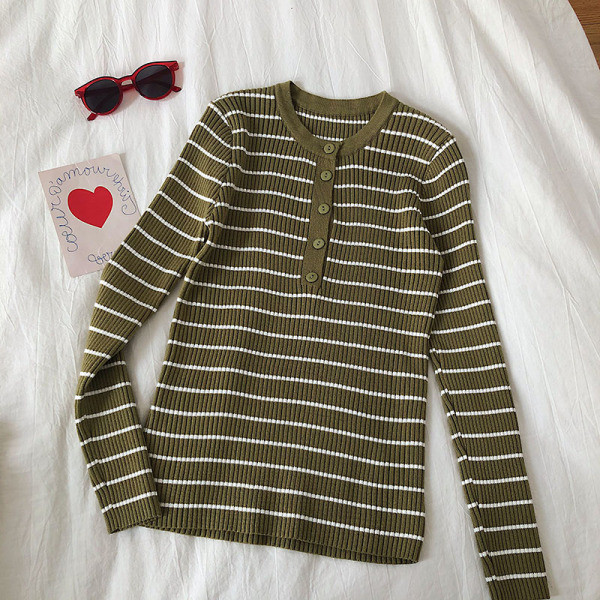 Καθημερινή γυναικεία μπλούζα με ωοειδές λαιμόκοψη και κουμπιά