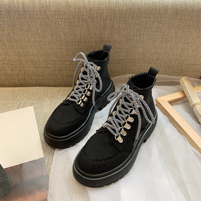 Μοντέρνες γυναικείες μπότες με κορδόνια και μαλακή επένδυση σε μπεζ και μαύρο χρώμα