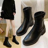 Női alkalmi csizma fekete színben és fém elemekkel