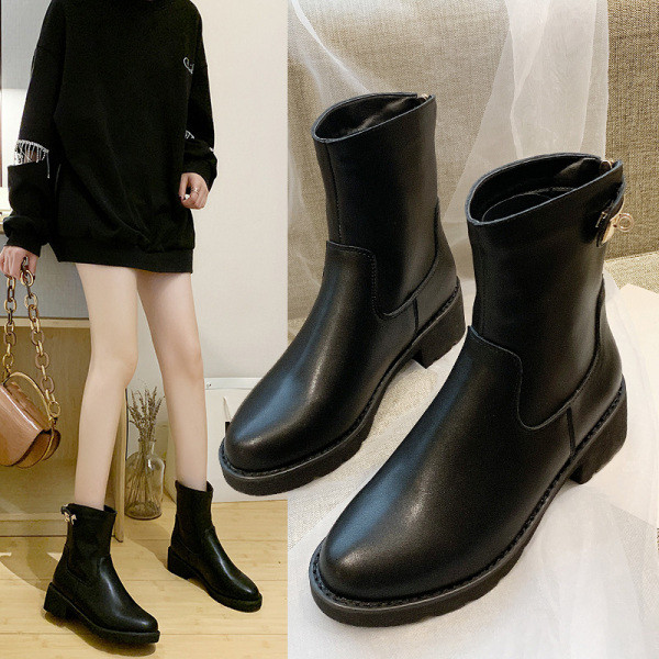 Női alkalmi csizma fekete színben és fém elemekkel