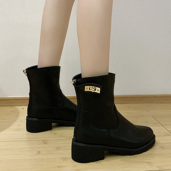Női alkalmi csizma fekete színben és fém elemekkel