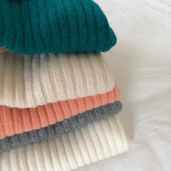 Alkalmi női pulóver hosszú ujjal és magas gallérral