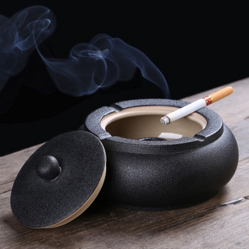 Керамичен пепелник за цигари с капак в черен цвят 
