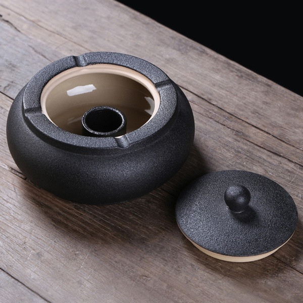 Κεραμικό σταχτοδοχείο με καπάκι σε μαύρο χρώμα