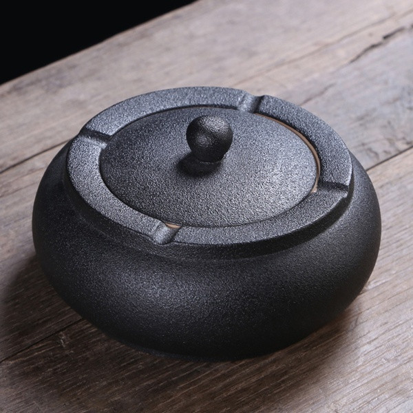 Κεραμικό σταχτοδοχείο με καπάκι σε μαύρο χρώμα