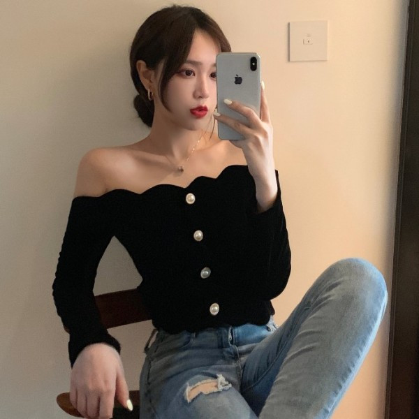 Női testhezálló blúz csupasz váll és gombokkal