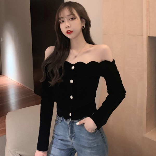 Női testhezálló blúz csupasz váll és gombokkal