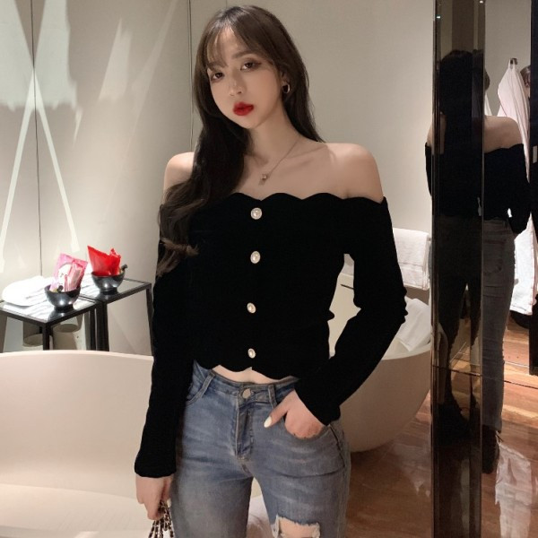 Női testhezálló blúz csupasz váll és gombokkal