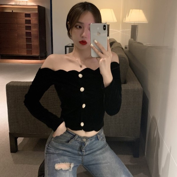 Női testhezálló blúz csupasz váll és gombokkal