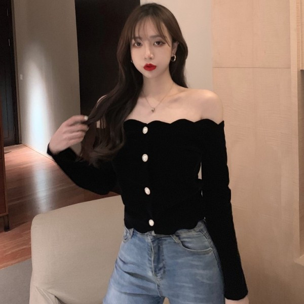 Női testhezálló blúz csupasz váll és gombokkal