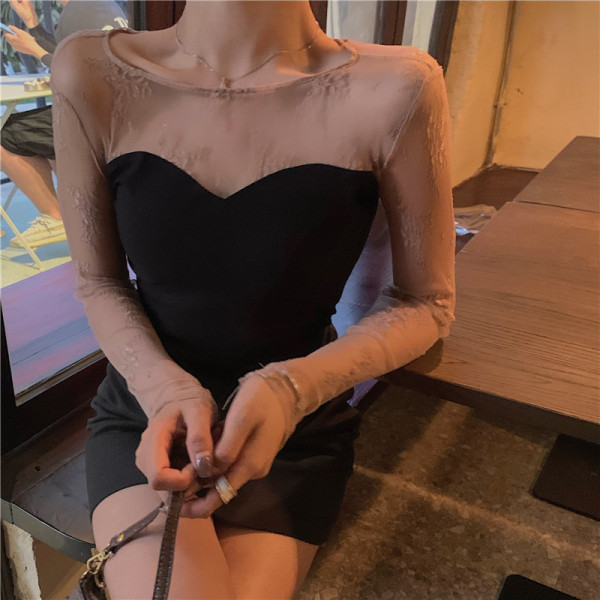 Γυναικεία σλιμ μπλούζα με μανίκια σε άσπρο και μαύρο χρώμα