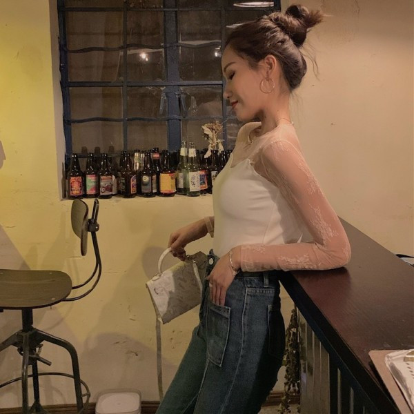 Γυναικεία σλιμ μπλούζα με μανίκια σε άσπρο και μαύρο χρώμα