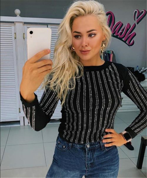 Női őszi-téli pulóver testhezálló modell fekete-fehér színben