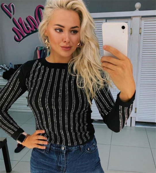 Női őszi-téli pulóver testhezálló modell fekete-fehér színben