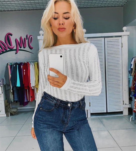 Női őszi-téli pulóver testhezálló modell fekete-fehér színben