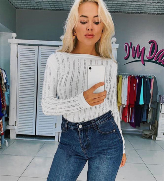 Női őszi-téli pulóver testhezálló modell fekete-fehér színben