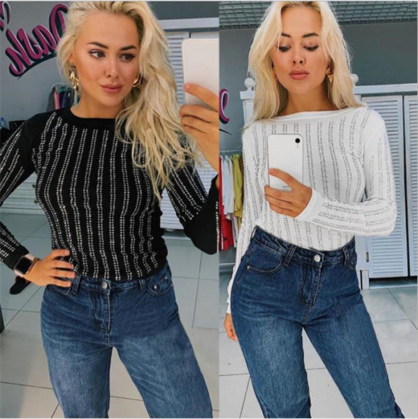 Női őszi-téli pulóver testhezálló modell fekete-fehér színben