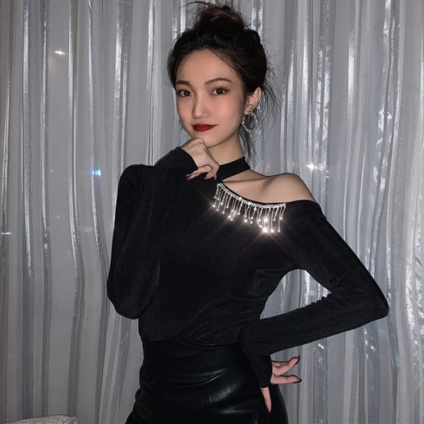 Γυναικεία βελούδο μπλούζα με γυμνό ώμο και κρόσσια