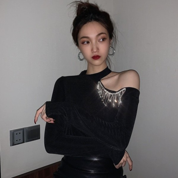 Γυναικεία βελούδο μπλούζα με γυμνό ώμο και κρόσσια